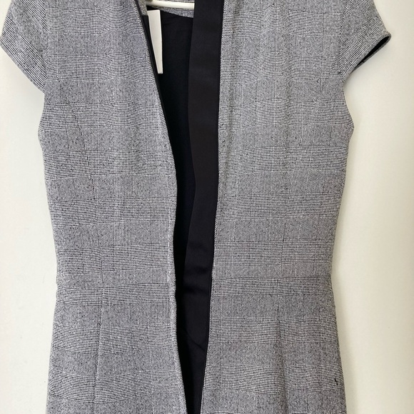 NWT fdress in woven fabric. Cap sleeves, and seam at waist. … - Picture 12 of 14